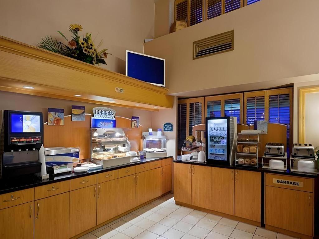 Holiday Inn Express Toronto East - Scarborough By Ihg Εξωτερικό φωτογραφία