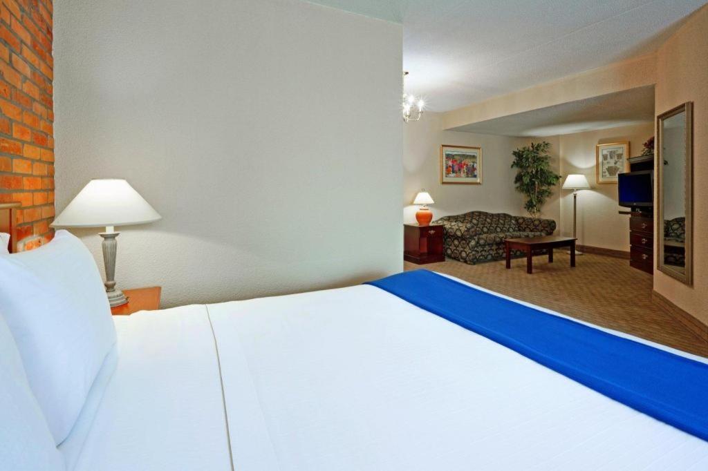 Holiday Inn Express Toronto East - Scarborough By Ihg Εξωτερικό φωτογραφία